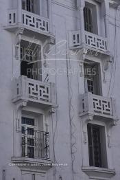 Image du Maroc Professionnelle de  Une des façades les plus représentatives de l’architecture du début du XXème siècle située sur le boulevard Mohamed V, l'un des plus anciens de "Casablanca". De nombreux architectes internationaux, et surtout des français, qui se sont inspirés des courants des Art Nouveau en vogue en Europe et particulièrement des Art Déco en y ajoutant des caractéristiques locales tel que, stucs, sculptures ou de zelliges, visible sur les façades des immeubles construits pour les colons à Casablanca, Dimanche 11 Janvier 2009. (Photo / Abdeljalil Bounhar)